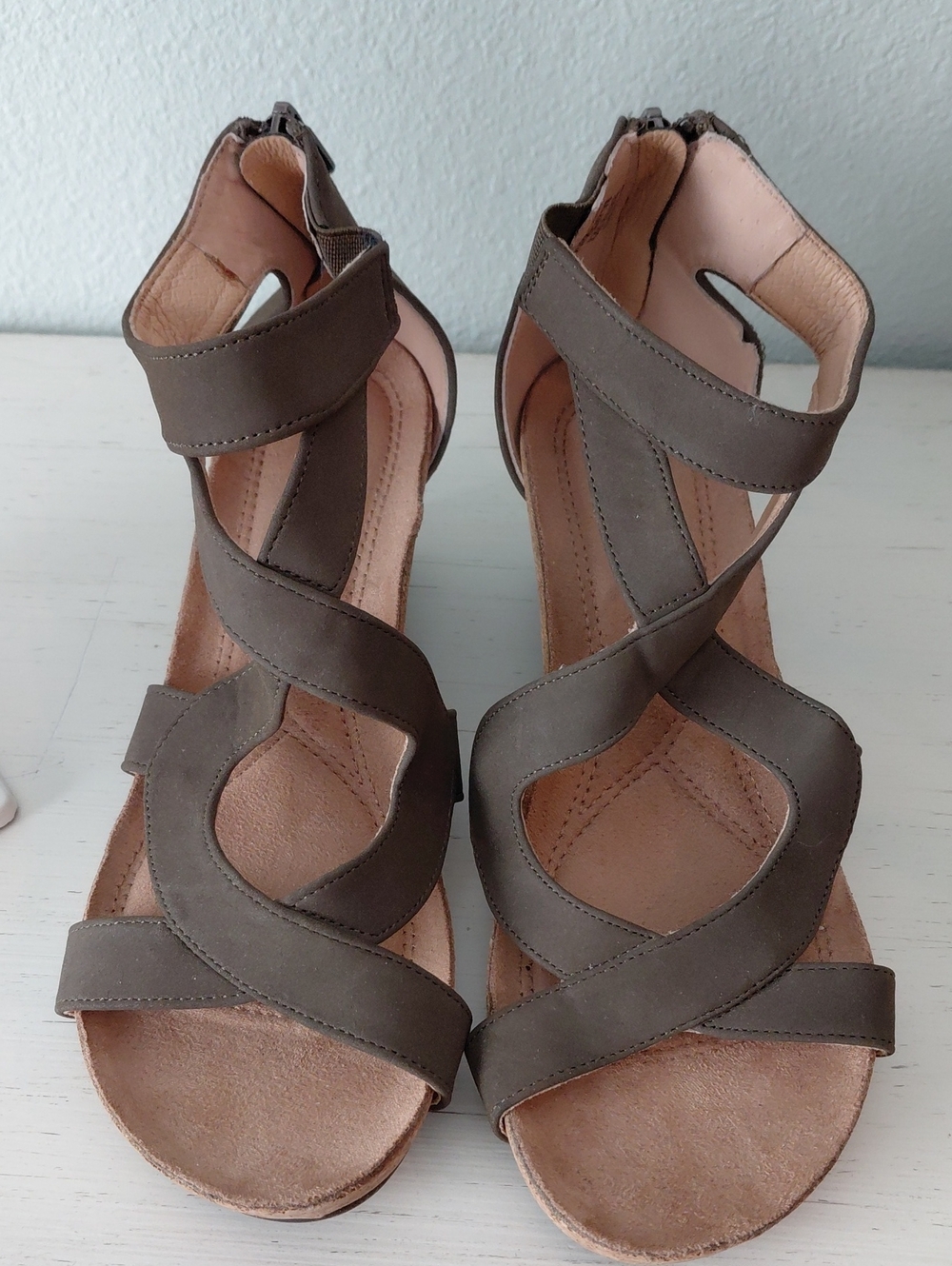 Adrienne Vittadini Brown Crisscross Ankle-Zip Wedge Sandals 🤎